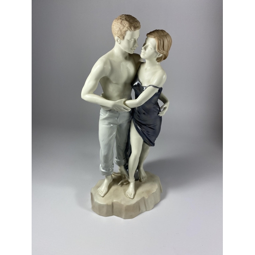 802 - A BOXED ROYAL WORCESTER 'LIVING SCULPTURES' MATTE LIMITED EDITION - 25/250 -FIGURES OF LOVERS HEIGHT... 