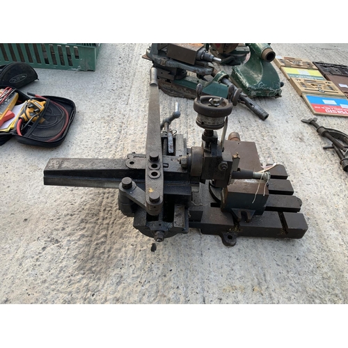 39 - A LATHE VICE WITH AN ELLIOT SUPER G VICE NO VAT