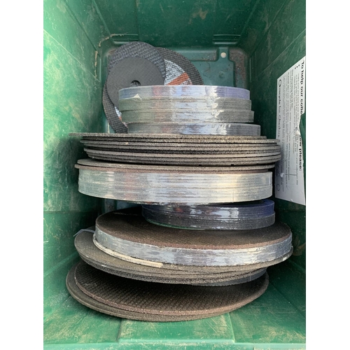 47 - A LARGE QUANTITY OF CUTTING DISCS NO VAT