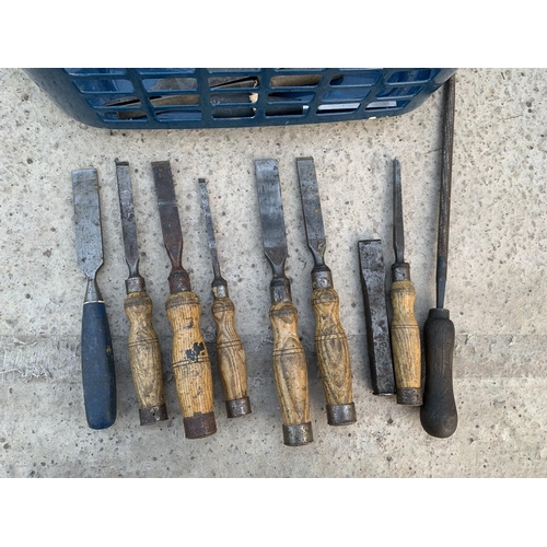 49 - A QUANTITY OF VINTAGE CHISELS NO VAT