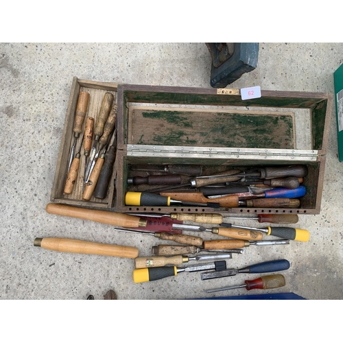 62 - A LARGE QUANTITY OF MODERN AND VINTAGE CHISELS TO INCLUDE VARIOUS WOOD GOUGE EXAMPLES NO VAT