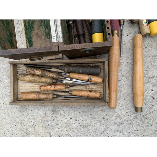 62 - A LARGE QUANTITY OF MODERN AND VINTAGE CHISELS TO INCLUDE VARIOUS WOOD GOUGE EXAMPLES NO VAT