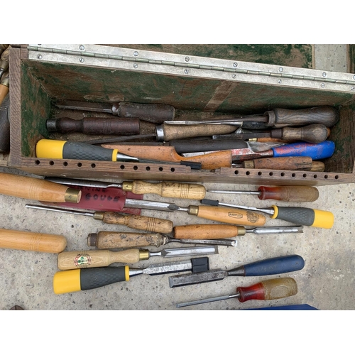 62 - A LARGE QUANTITY OF MODERN AND VINTAGE CHISELS TO INCLUDE VARIOUS WOOD GOUGE EXAMPLES NO VAT