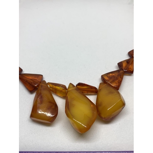 530 - AN AMBER NECKLACE IN A PRESENTATION BOX