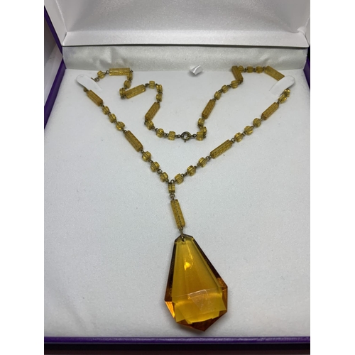 532 - A YELLOW COLOURED NECKLACE IN A PRESENTATION BOX