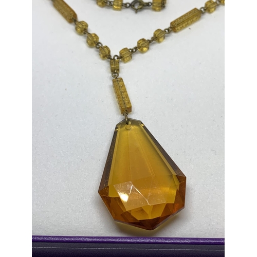 532 - A YELLOW COLOURED NECKLACE IN A PRESENTATION BOX