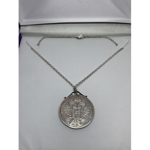 533 - A SILVER COIN NECKLACE IN A PRESENTATION BOX