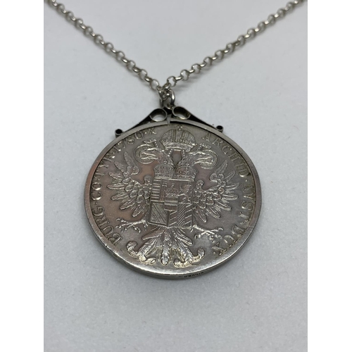 533 - A SILVER COIN NECKLACE IN A PRESENTATION BOX