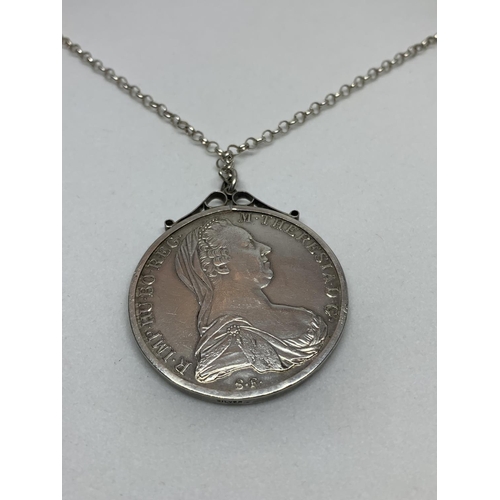 533 - A SILVER COIN NECKLACE IN A PRESENTATION BOX