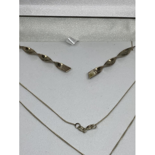 536 - A SILVER NECKLACE AND EARRING SET IN A PRESENTATION BOX