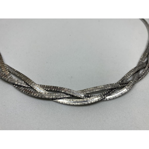 537 - A SILVER STRAND NECKLACE IN A PRESENTATION BOX