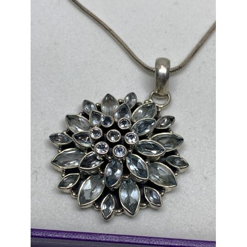 538 - A SILVER NECKLACE WITH FLOWER DESIGN PENDANT IN A PRESENTATION BOX