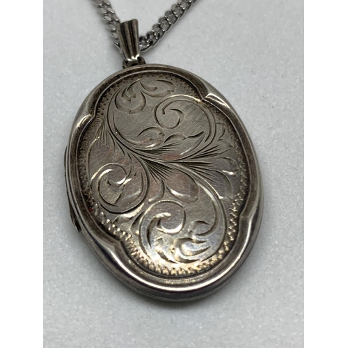 539 - A SILVER NECKLACE WITH A SILVER LOCKET IN A PRESENTATION BOX