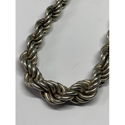 553 - A HEAVY SILVER ROPE CHAIN LENGTH 18 INCHES