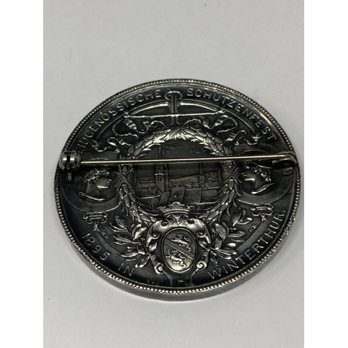 556 - A SILVER SWISS 1895 SHOOTING MEDAL IN THE FORM OF A BROOCH