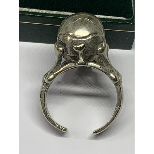 558 - A SILVER SKULL RING IN A PRESENTATION BOX