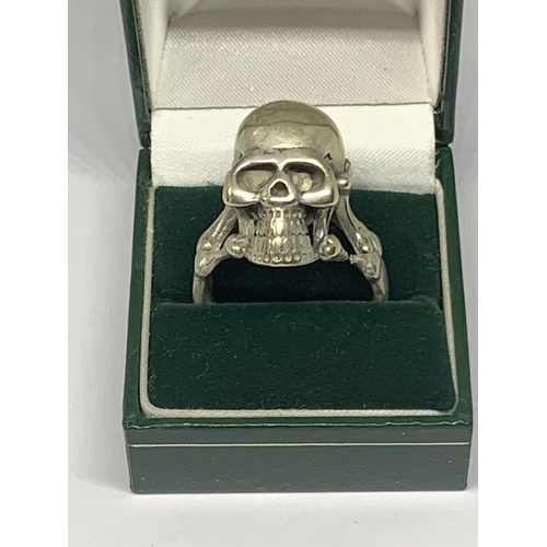 558 - A SILVER SKULL RING IN A PRESENTATION BOX