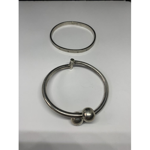 559 - TWO SILVER BANGLES IN A PRESENTATION BOX