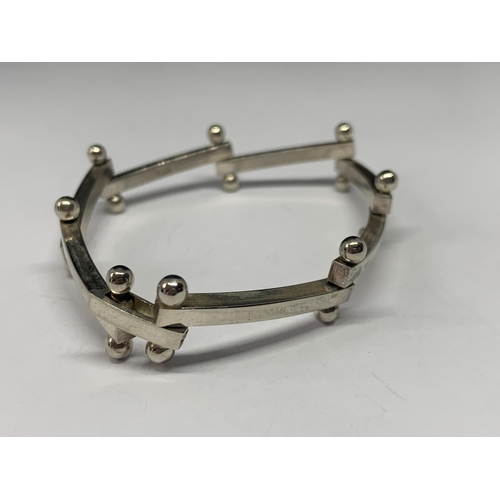 568 - A DESIGNER SILVER BRACELET