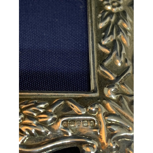 598 - A SMALL DECORATIVE HALLMARKED SHEFFIELD SILVER PHOTOGRAPH FRAME