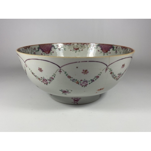 480 - A LARGE CHINESE QING EXPORT PORCELAIN FAMILLE ROSE FRUIT BOWL, DIAMETER 23CM