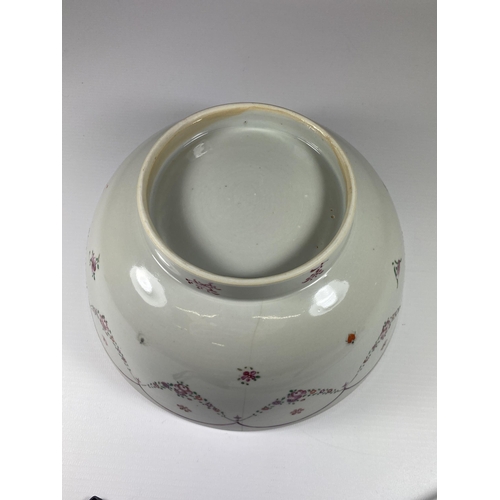 480 - A LARGE CHINESE QING EXPORT PORCELAIN FAMILLE ROSE FRUIT BOWL, DIAMETER 23CM