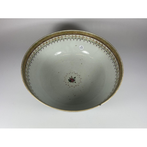 481 - A CHINESE QING EXPORT PORCELAIN ARMORIAL TYPE FRUIT BOWL, DIAMETER 29CM