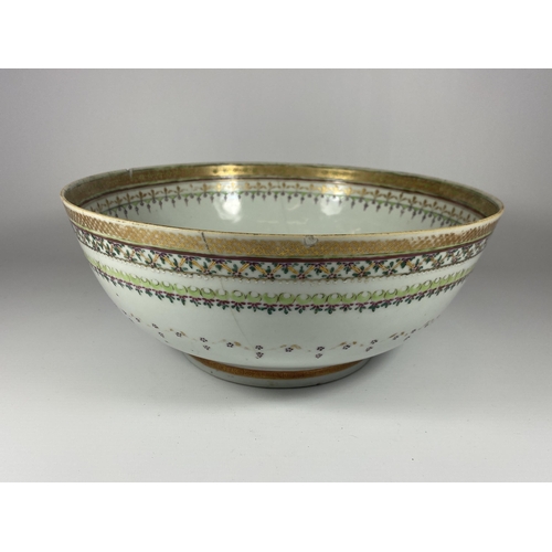 481 - A CHINESE QING EXPORT PORCELAIN ARMORIAL TYPE FRUIT BOWL, DIAMETER 29CM