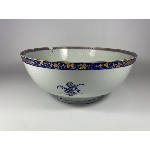 482 - A LATE 18/19TH CENTURY CHINESE EXPORT AMORIAL FRUIT BOWL, A/F, DIAMETER 29CM