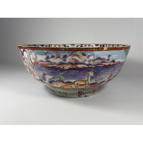 483 - A LARGE EARLY 19TH CENTURY CHINESE EXPORT PORCELAIN FRUIT BOWL WITH DEER DESIGN, DIAMETER 25.5CM