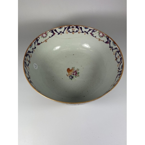 483 - A LARGE EARLY 19TH CENTURY CHINESE EXPORT PORCELAIN FRUIT BOWL WITH DEER DESIGN, DIAMETER 25.5CM