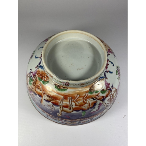 483 - A LARGE EARLY 19TH CENTURY CHINESE EXPORT PORCELAIN FRUIT BOWL WITH DEER DESIGN, DIAMETER 25.5CM