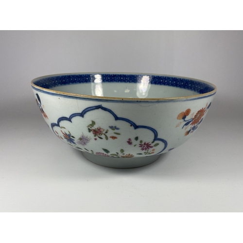 484 - A CHINESE QING EXPORT PORCELAIN IMARI FLORAL DESIGN FRUIT BOWL, DIAMETER 26CM