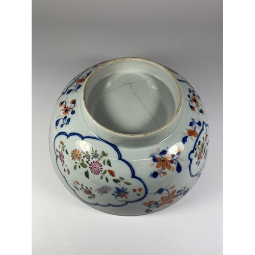 484 - A CHINESE QING EXPORT PORCELAIN IMARI FLORAL DESIGN FRUIT BOWL, DIAMETER 26CM