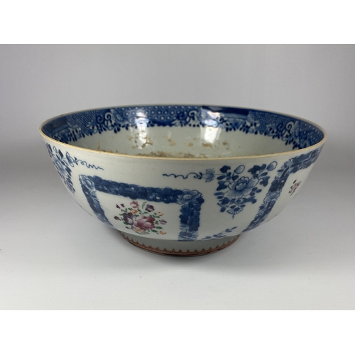 485 - A LARGE LATE 18TH CENTURY CHINESE EXPORT PORCELAIN FRUIT BOWL WITH FLORAL DESIGN, DIAMETER 26CM