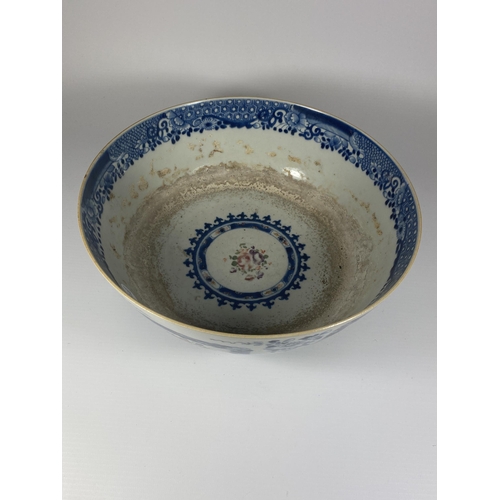 485 - A LARGE LATE 18TH CENTURY CHINESE EXPORT PORCELAIN FRUIT BOWL WITH FLORAL DESIGN, DIAMETER 26CM