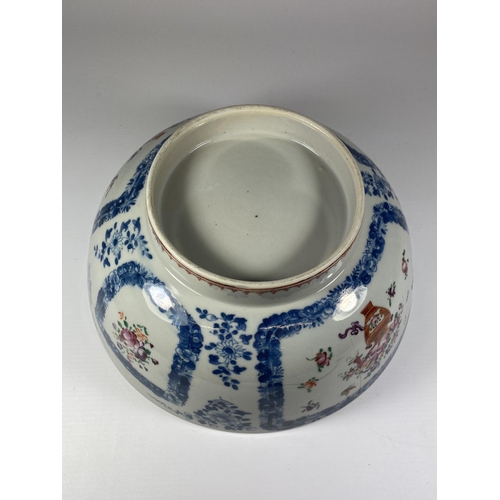 485 - A LARGE LATE 18TH CENTURY CHINESE EXPORT PORCELAIN FRUIT BOWL WITH FLORAL DESIGN, DIAMETER 26CM