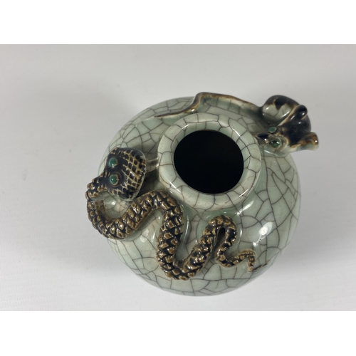 488 - A CHINESE CELADON CRACKLE GLAZE VASE WITH A SNAKE DESIGN, HEIGHT 9CM