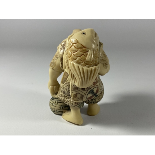 492 - A CHINESE RESIN NETSUKE MODEL OF A FISHERMAN, HEIGHT 8CM