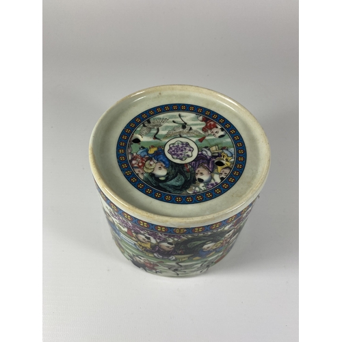 496 - A DECORATIVE CHINESE LIDDED JAR, HEIGHT 10CM