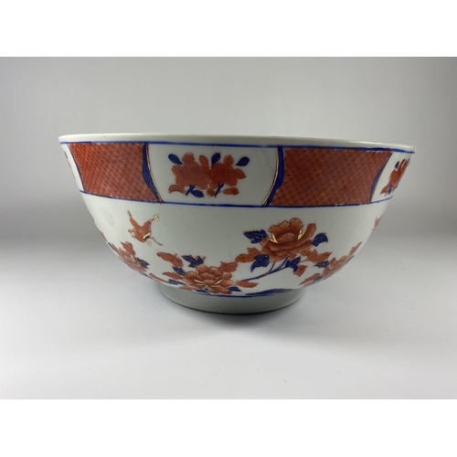 500 - A LARGE HONG KONG IMARI STYLE FRUIT BOWL, DIAMETER 31CM