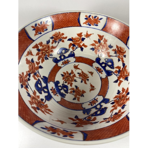 500 - A LARGE HONG KONG IMARI STYLE FRUIT BOWL, DIAMETER 31CM