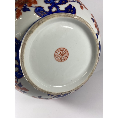 500 - A LARGE HONG KONG IMARI STYLE FRUIT BOWL, DIAMETER 31CM