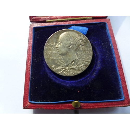 307 - A CASED QUEEN VICTORIA DIAMOND JUBILEE SILVER 25MM MEDAL DATED 1897