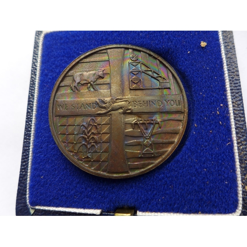 317 - A CASED BRONZE RHODESIAN INDEPENDANCE MEDAL DATED NOVEMBER 11TH 1965, 37MM