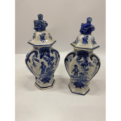 16 - A PAIR OF DELFT BLUE & WHITE POTTERY LIDDED VASES, HEIGHT 17CM
