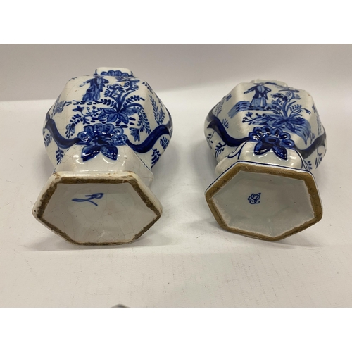 16 - A PAIR OF DELFT BLUE & WHITE POTTERY LIDDED VASES, HEIGHT 17CM