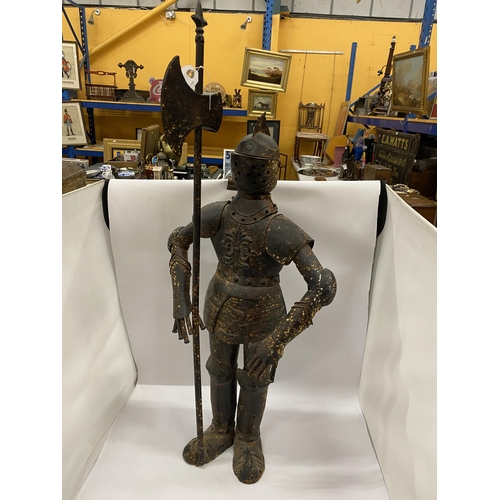 17 - A LARGE DECORATIVE METAL MODEL OF A KNIGHT IN ARMOUR, HEIGHT 89.5CM