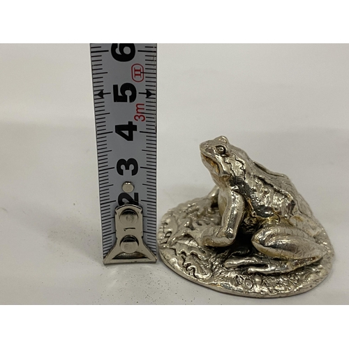 20 - A HALLMARKED SILVER FILLED CAMELOT SILVERWARE LTD FROG FIGURE