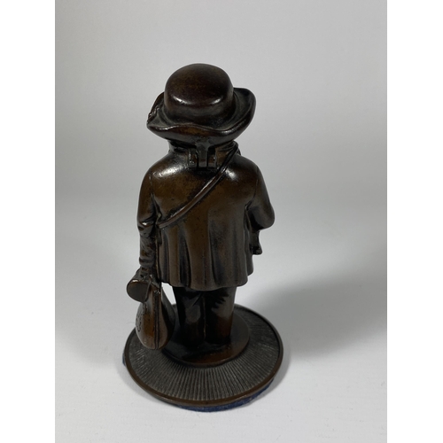 5 - A BRONZE MODEL OF A GENTLEMAN WITH LIFT UP HAT, HEIGHT 14CM